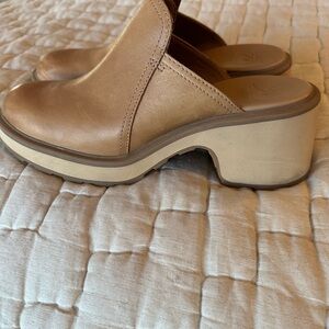 Sorel mules like new, camel size 9